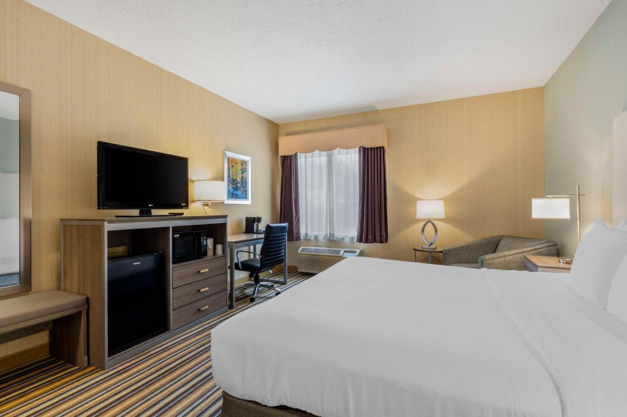 Best Western Plus New England Inn & Suites Berlin Luaran gambar