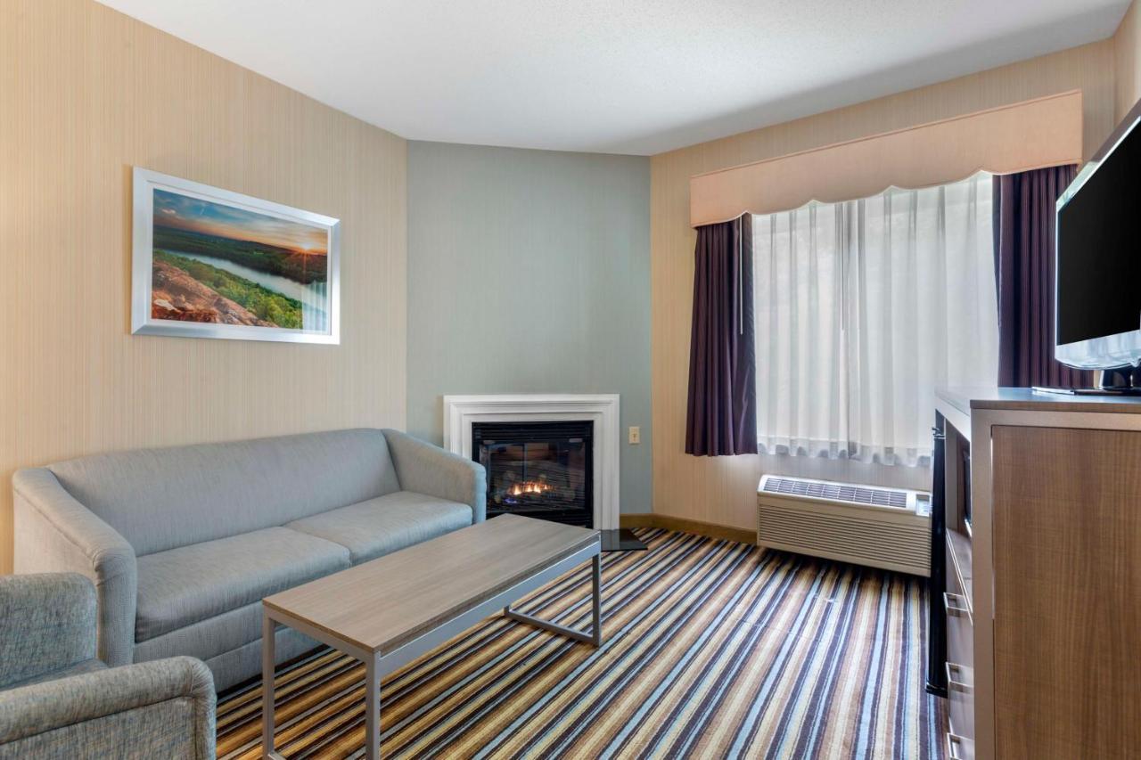 Best Western Plus New England Inn & Suites Berlin Luaran gambar