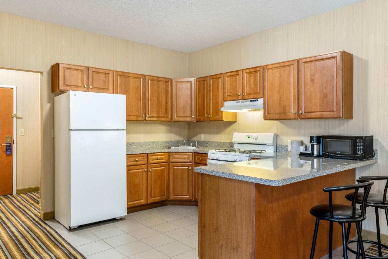 Best Western Plus New England Inn & Suites Berlin Luaran gambar
